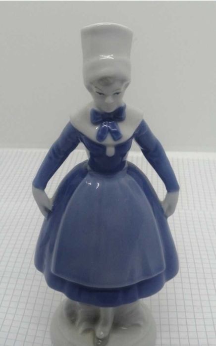 Сувенір фігура жінки керамічна