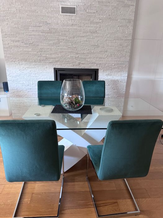 Mesa de sala de jantar com cadeiras em “veludo” verde