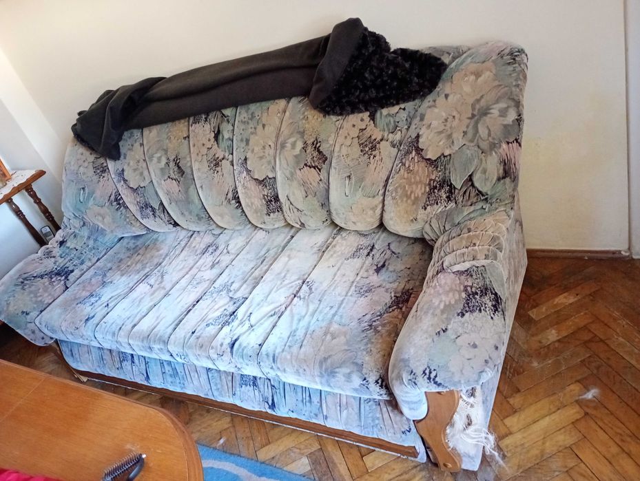 Kredens , stół,wersalka