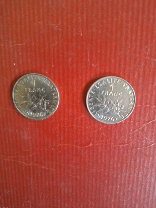Moedas de um franco francês de 1976
