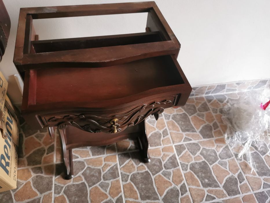 Móvel em mogno com pedra mármore