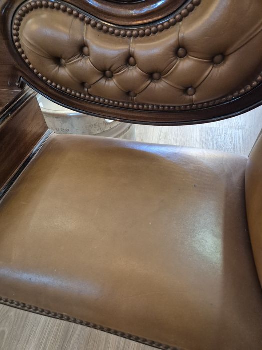 Sofá em ótimo estado de madeira