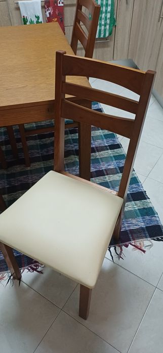 Mesa extensível e 4 cadeiras em madeira maciça