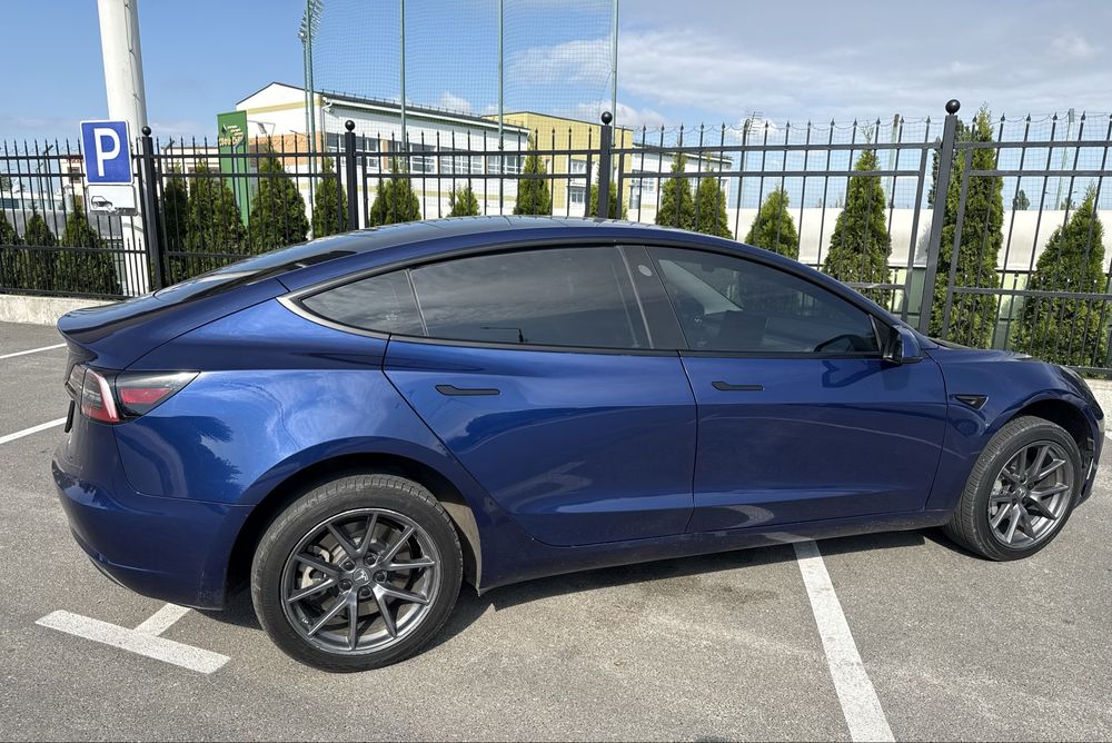 Tesla model 3 2023 залізо фосфат