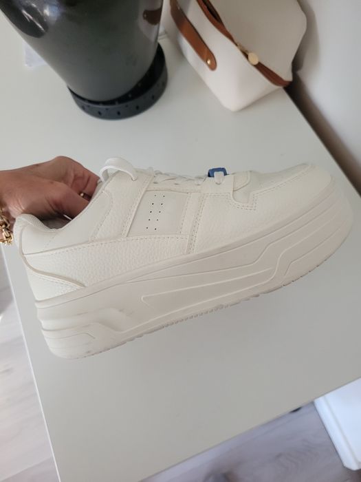 Buty sportowe na wyższej podeszwie 36