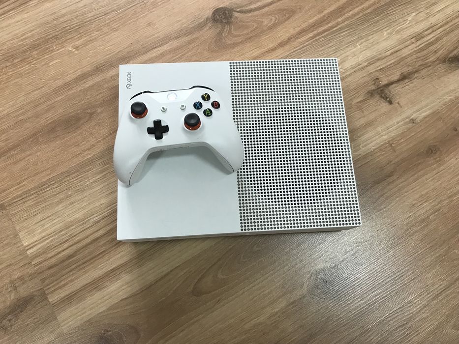 Игровая приставка Xbox One S и геймпад на запчасти или ремонт