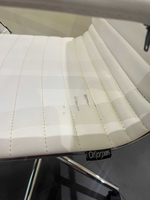 Cadeira Elegante de Escritório OFIPRIX, Base Metálica, Design Bonito Com Costuras, Em Pele Branca
