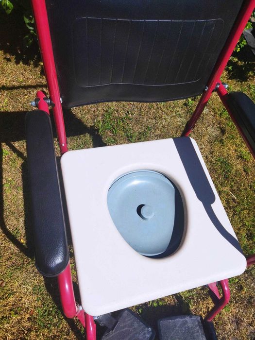 Wózek inwalidzki z toaletą