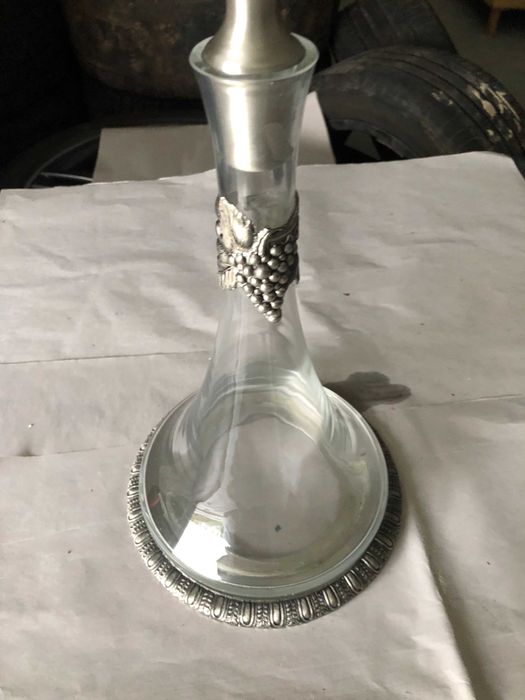 garrafa antiga e muito bonita  ornamentada a estanho