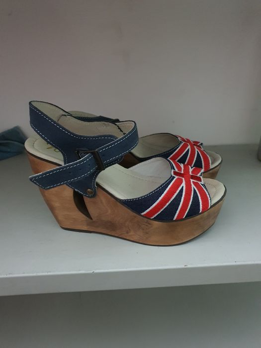 Sandalias n° 36 de salto de madeira novas