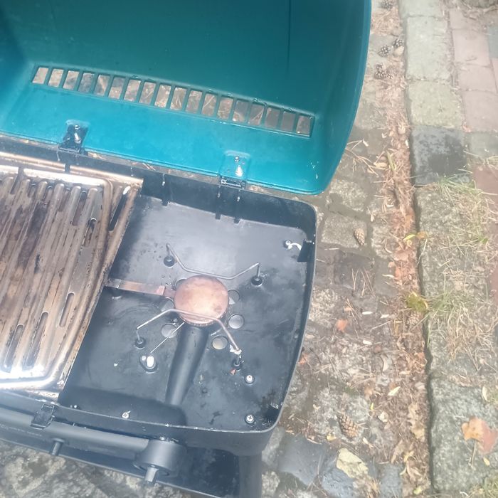 Grill turystyczny z możliwością gotowania.