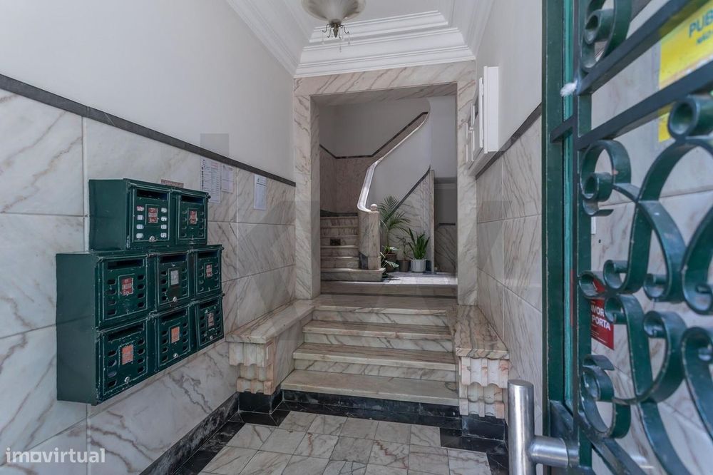 Apartamento T3 com sótão e terraço de utilização exclusiva - Av. de Ma