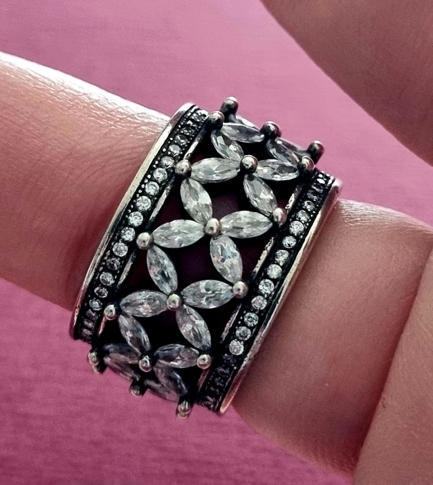 Anel prateado, em aço, com flores em pedras de vidro. T17