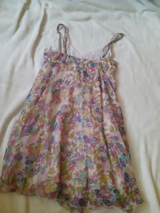 Kolorowa sukienka w kwiatki  na ramiączkach