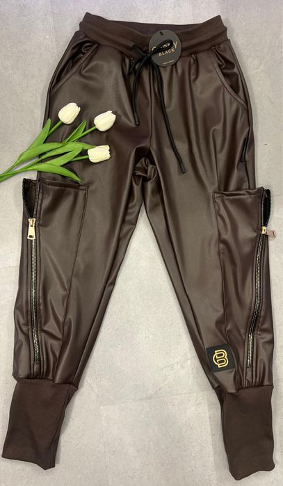Spodnie joggery skóra – brązowe