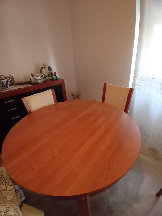 Mesa extensível e quatro cadeiras dm ótimo estado.