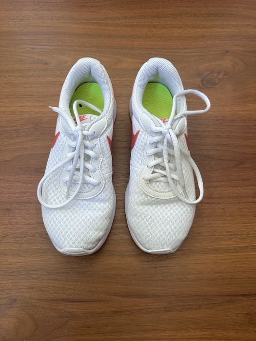 Ténis Nike Brancos e Coral