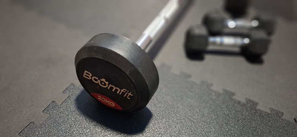 Barra 20Kg peso Fixo, halteres 3kg e kettlebell 6kg. Musculação