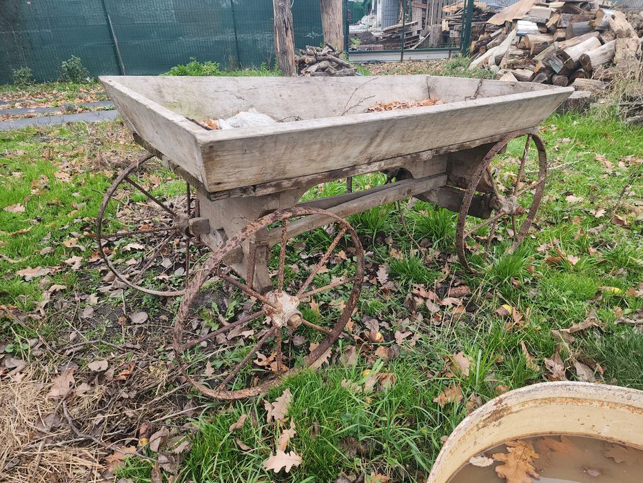 Старовинний дерев'яний возик