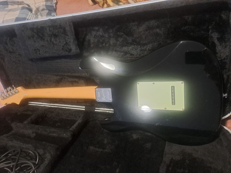 Gitara elektryczna z twardym futeralem.