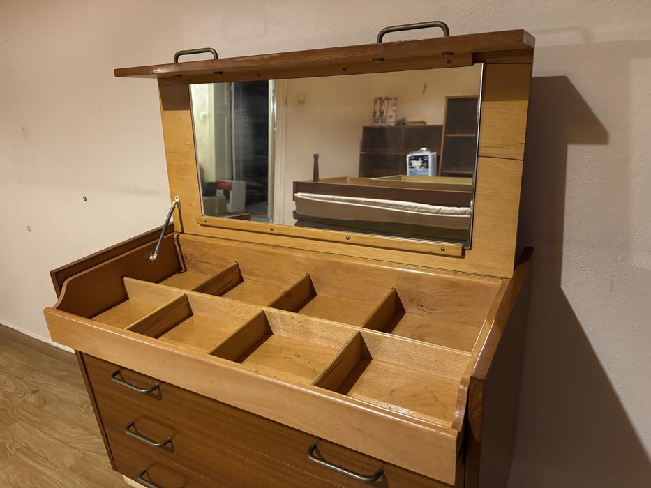 Stara witryna z lustrem vintage z PRL