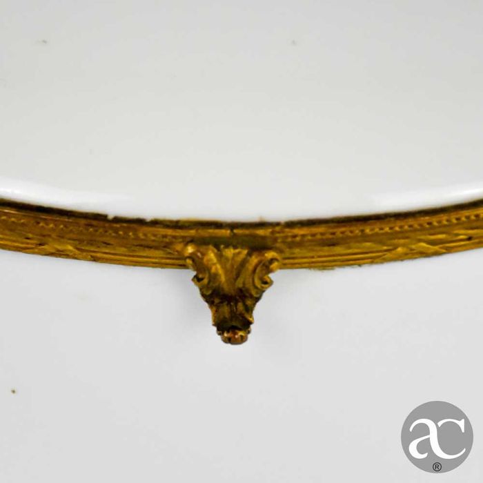 Caixa oval em porcelana europeia e metal dourado, séc. XIX