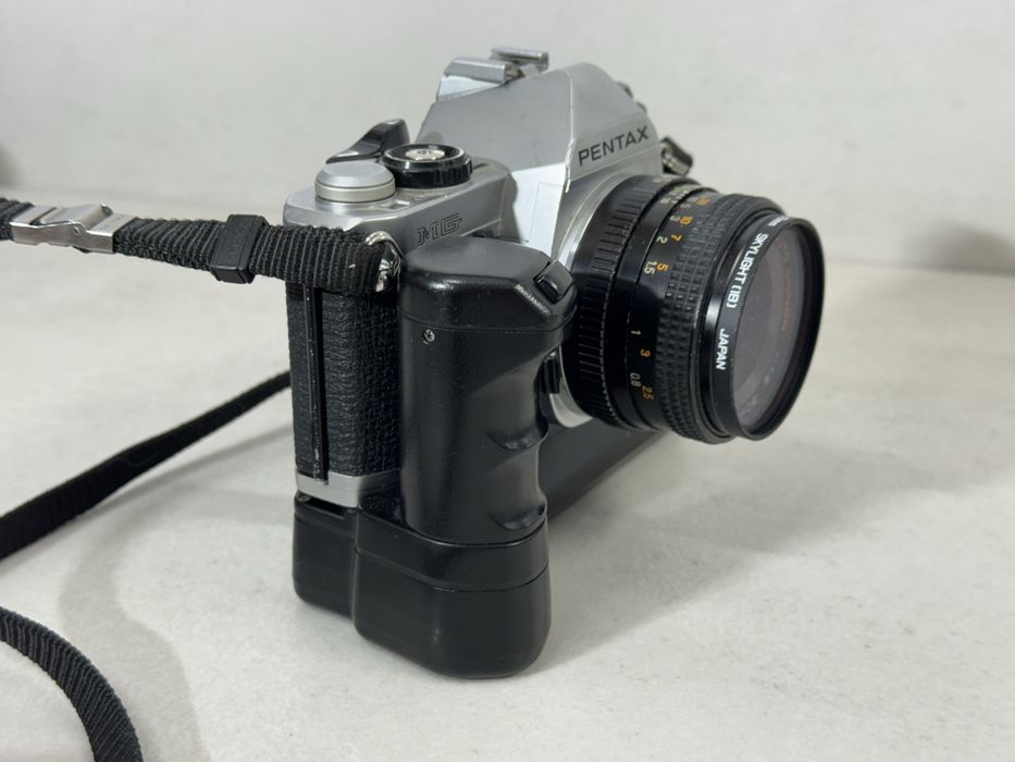 Aparat Pentax MG + obiektyw + uchwyt na baterie