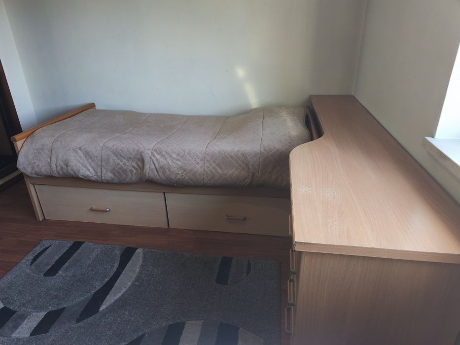 Conjunto de cama de solteiro e mesa de estudo
