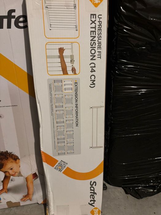 Barreira com porta 70 a 94 cm para criança ou animal.