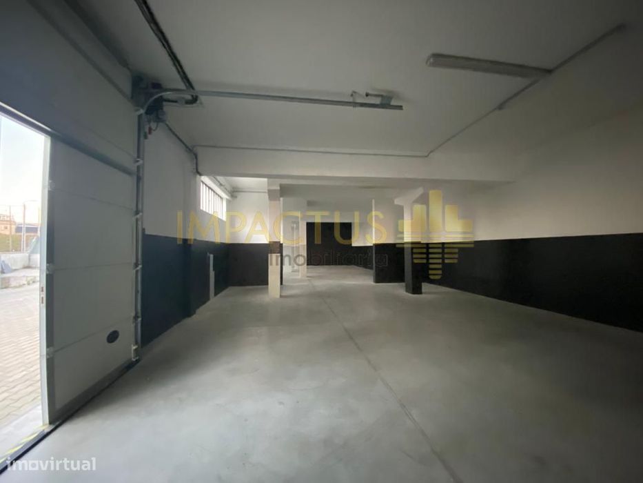 Armazém c/ 400m2 renovado