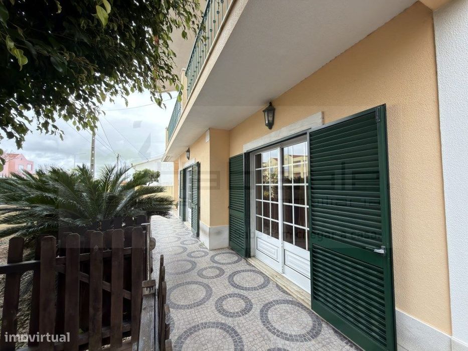 Moradia Isolada T5 com Garagem e Bom Espaço Exterior em Manique