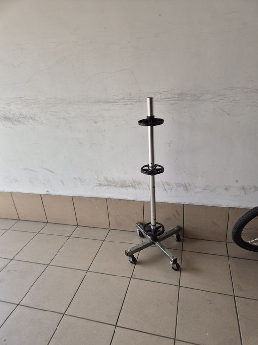 Mobilny stojak na opony
