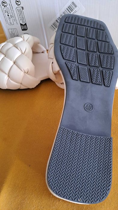 Chinelas cremes entrelançadas. Nº 40. Novas.