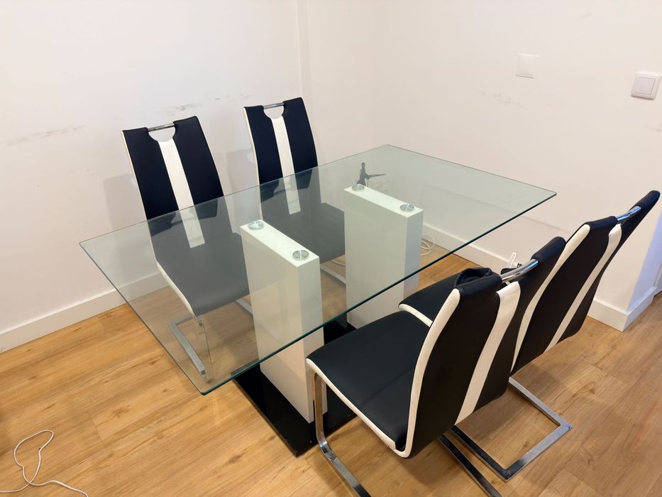 Mesa de jantar com 4 cadeiras