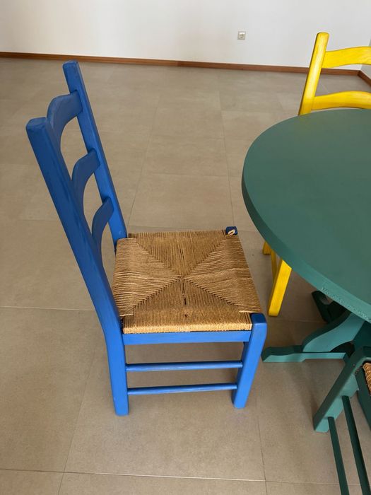 Mesa + 4 Cadeiras Coloridas – A alegria entrou na sala!