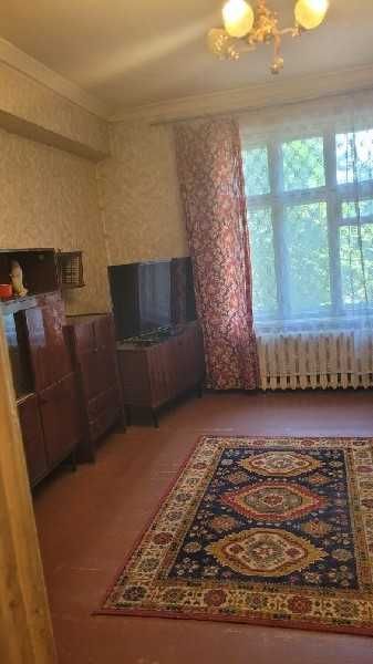 Продається 2-о кімнатна СТАЛІНКА  вул. НЕЗАЛЕЖНОЇ  УКРАЇНИ 3/5
