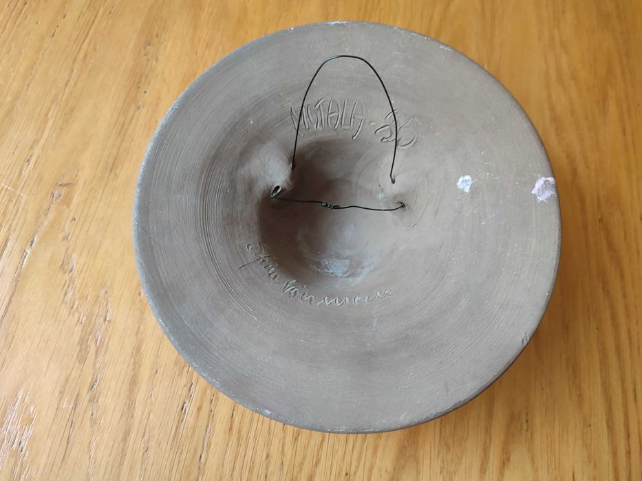 Zawieszka na ścianę: kapelusz z liściem. Rękodzieło, ceramika.