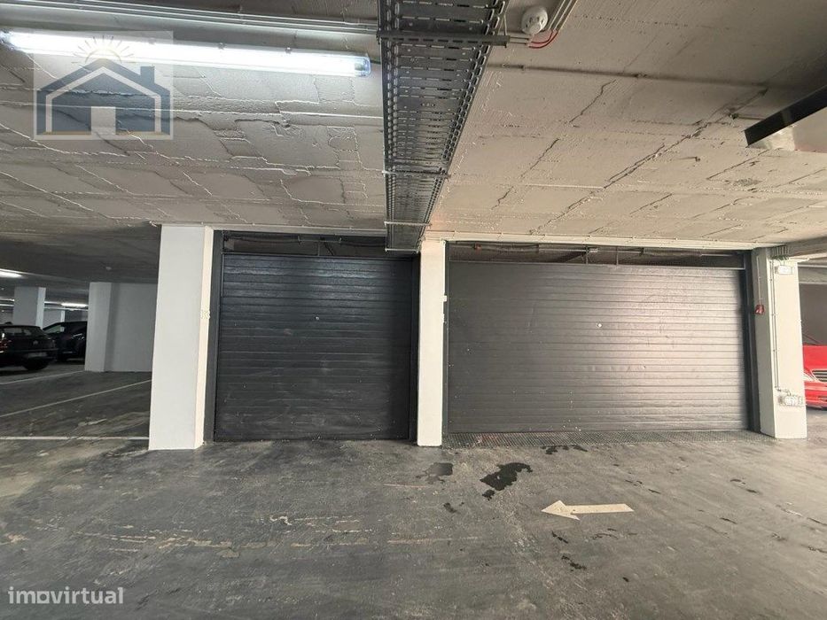 Arrenda-se Box Fechada / Garagem Privativa 24h - Centro de Lagos