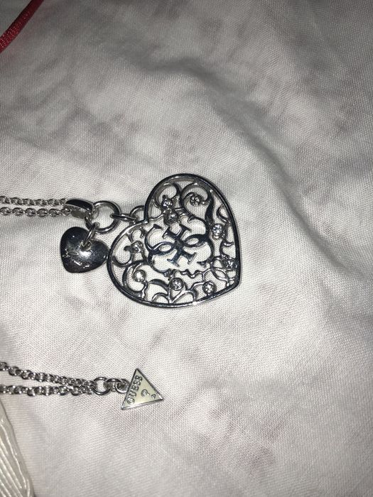 Colar prateado em forma de coração