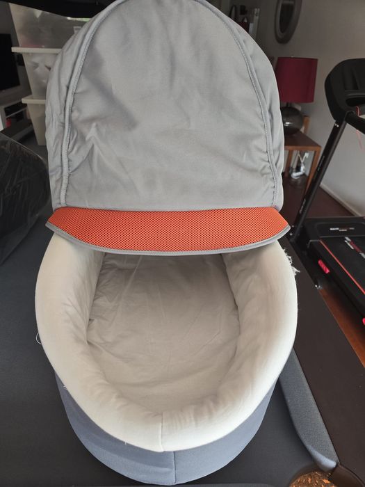 Alcofa Zippy cinzenta com detalhes laranja – excelente estado