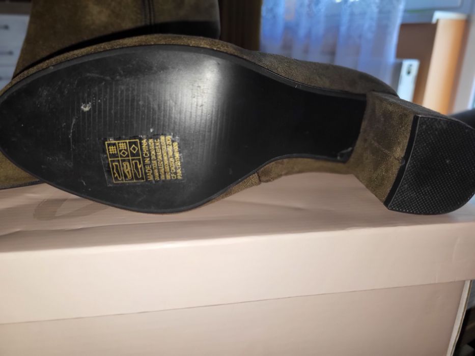 Botki na słupku khaki