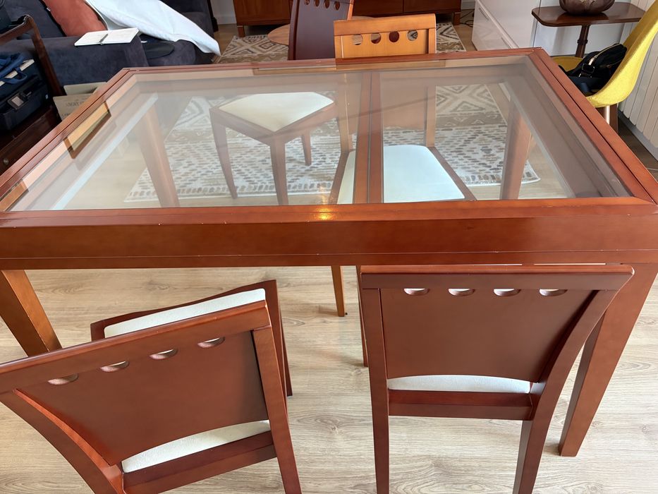 Mesa de jantar extensivel, 4 cadeiras e 2 cadeirōes