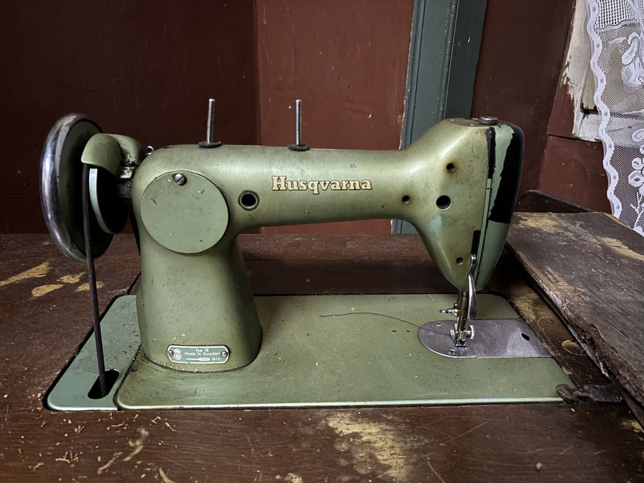 Máquina de Costura Antiga Husqvarna com Móvel