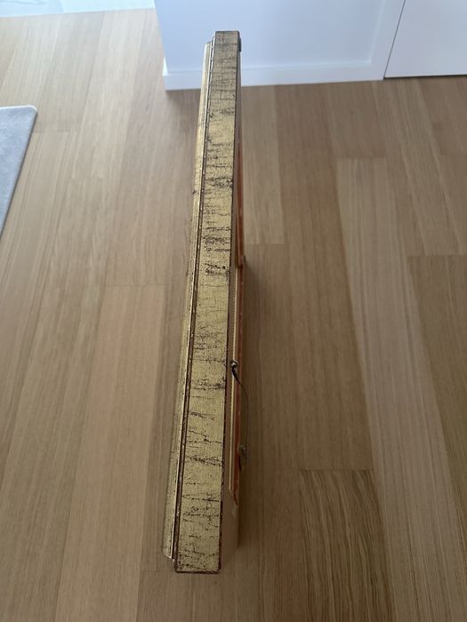 Moldura na cor prata e dourada