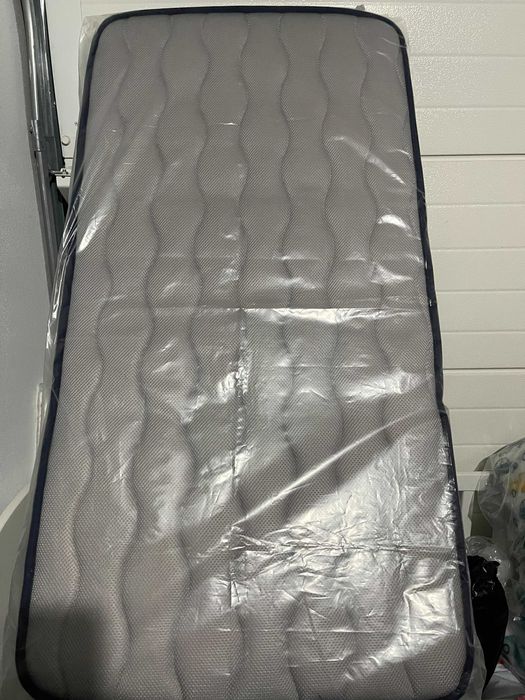 Berço branco, 60x120 cm, com colchão viscoelástico reversível.