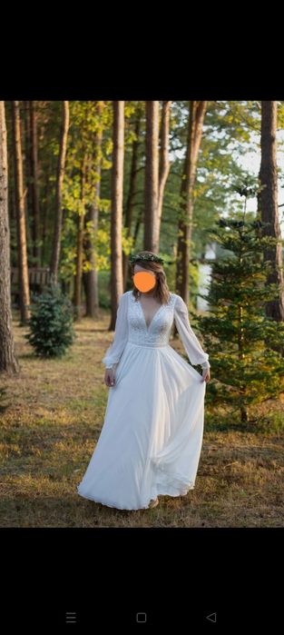 Suknia ślubna z koronką i długimi rękawami z rozcieciem