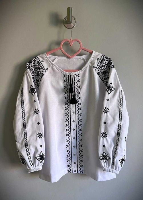 Біла традиційна вишиванка дитяча для дівчинки в школу довгий рукав