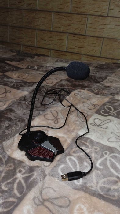 Настільний мікрофон для блогерів