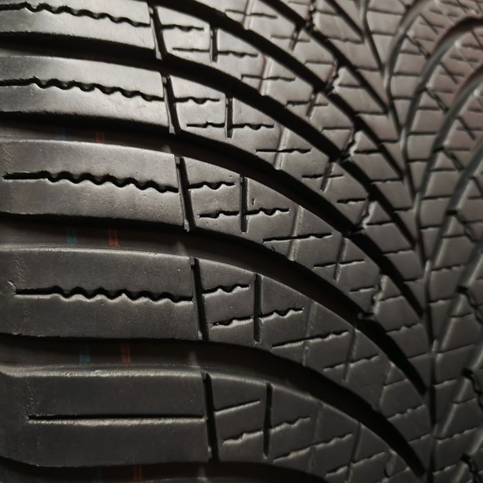 255/35/19 XL Sprzedam parę opon całorocznych Goodyear