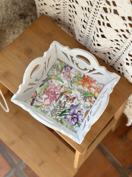 Despeja bolsos em madeira trabalhada